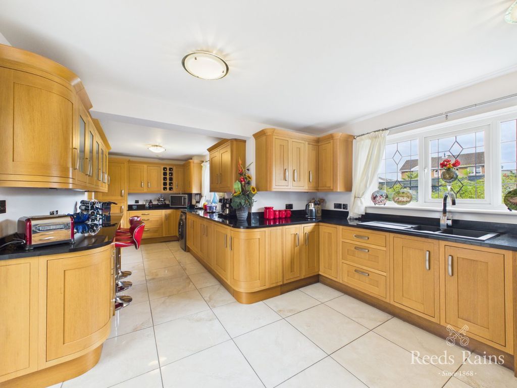 Property photo 2 of 31 Kitchen