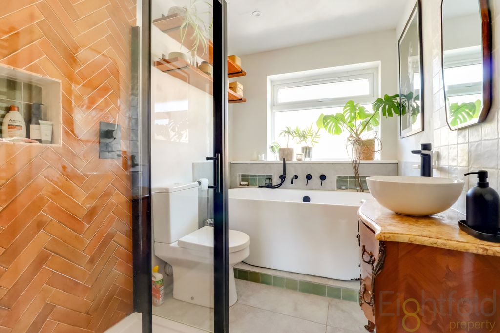 Property photo 3 of 25 Bathroom