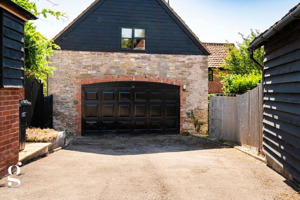 Property photo 2 of 27