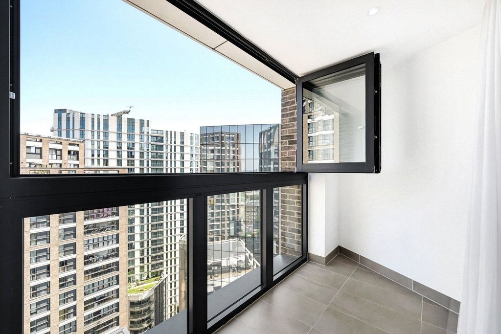 Property photo 3 of 13 Wiverton Tower