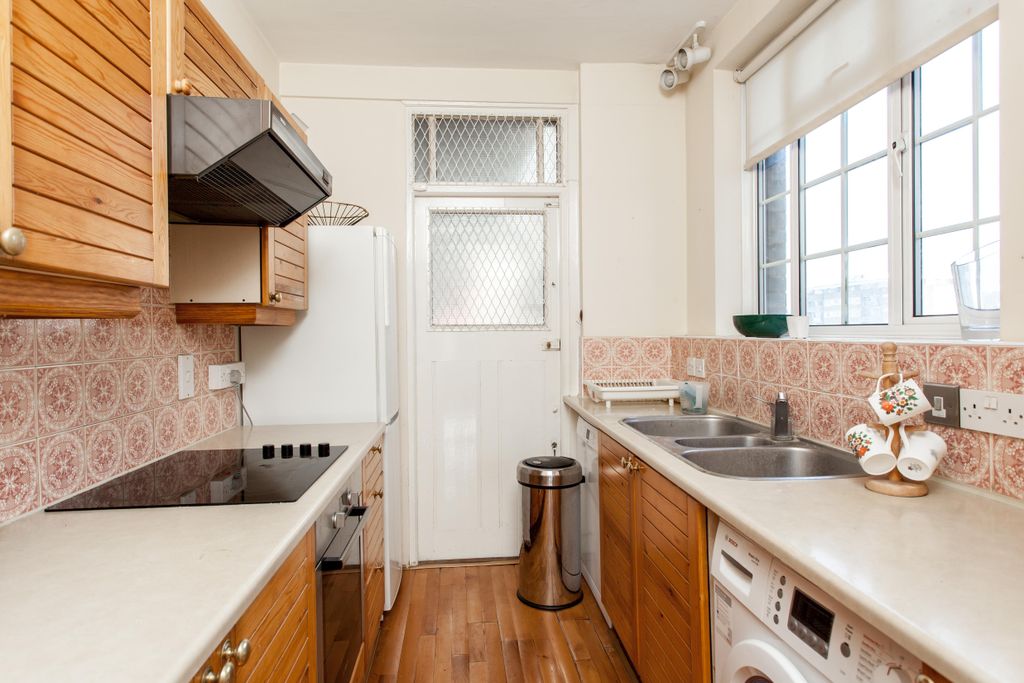 Property photo 2 of 11 Kitchen