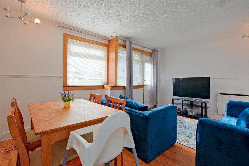 Property photo 2 of 17 Lounge