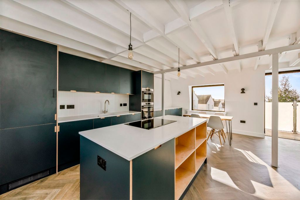 Property photo 3 of 27