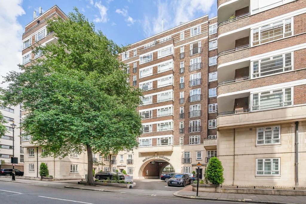 Property photo 2 of 15 Westminster Gardens - Exterior