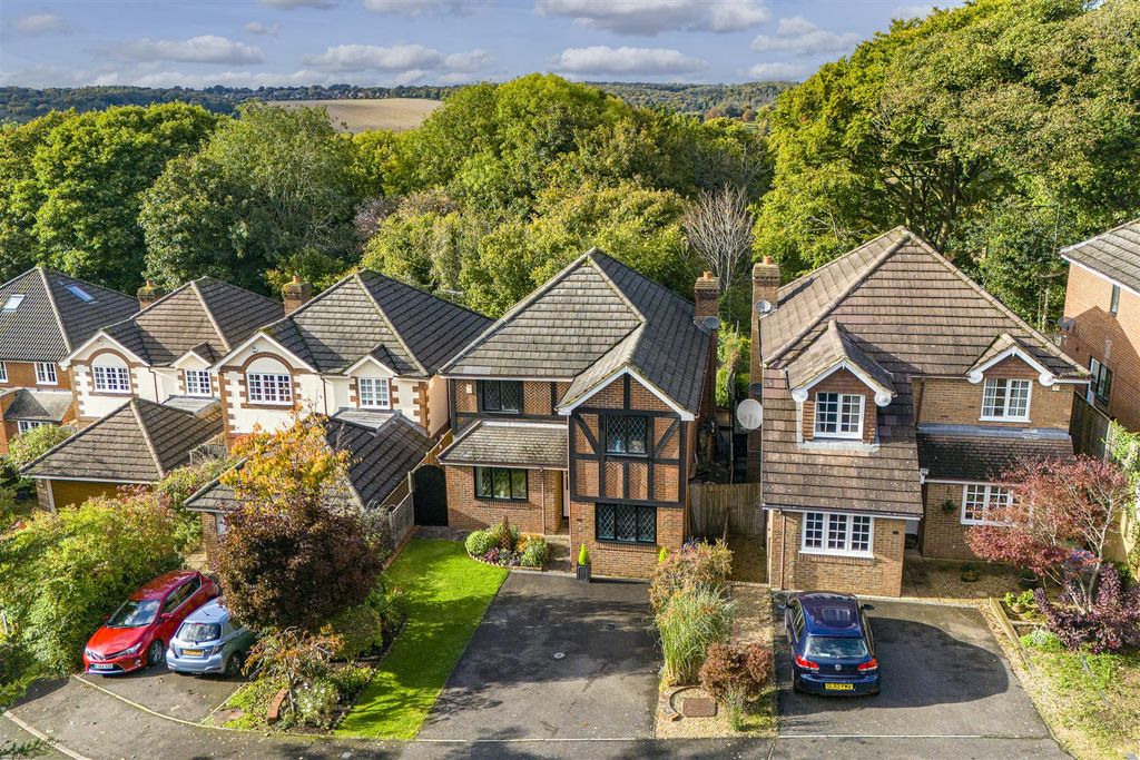 Property photo 1 of 16 16 Foxhill Close, Hp13 5Bl-3.Jpg