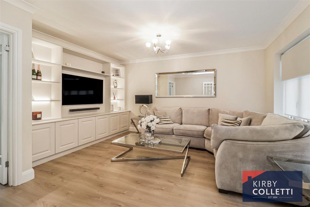 Property photo 2 of 26 Lounge