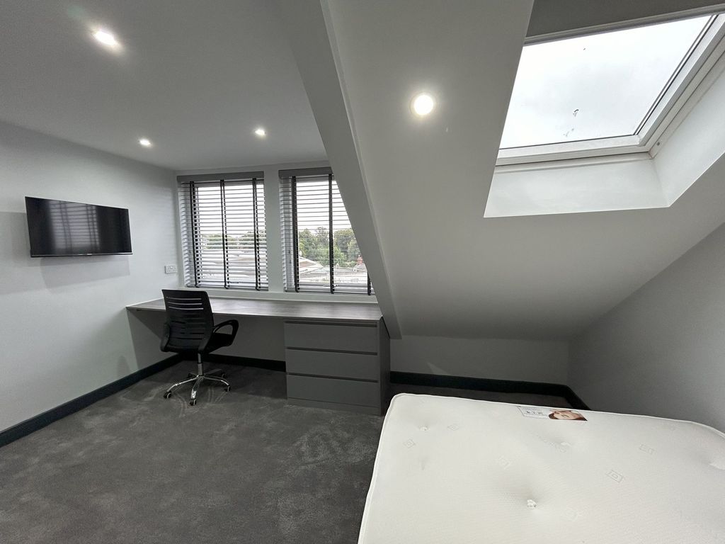 Property photo 2 of 9 A Spacious And Modern Bedroom Featuring A Large De...