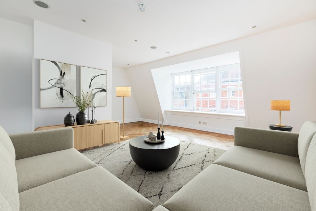 Property photo 2 of 8 Hans Crescent 10 ...