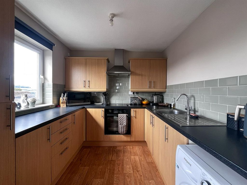 Property photo 3 of 18 Kitchen