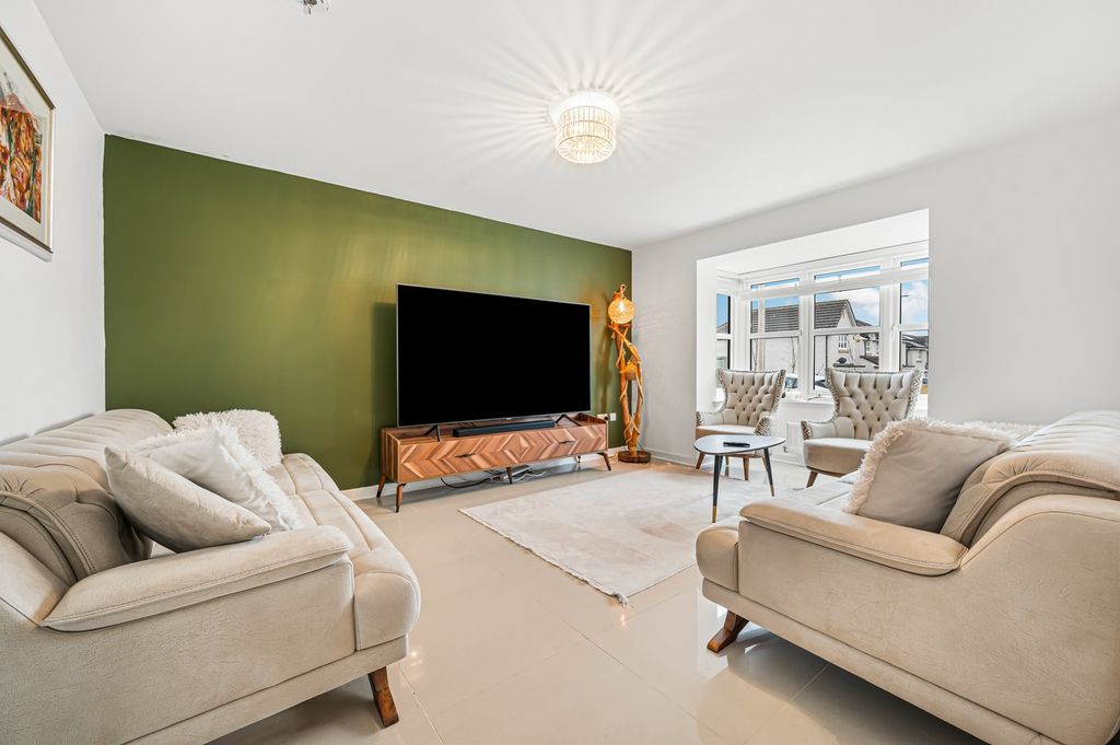 Property photo 2 of 32