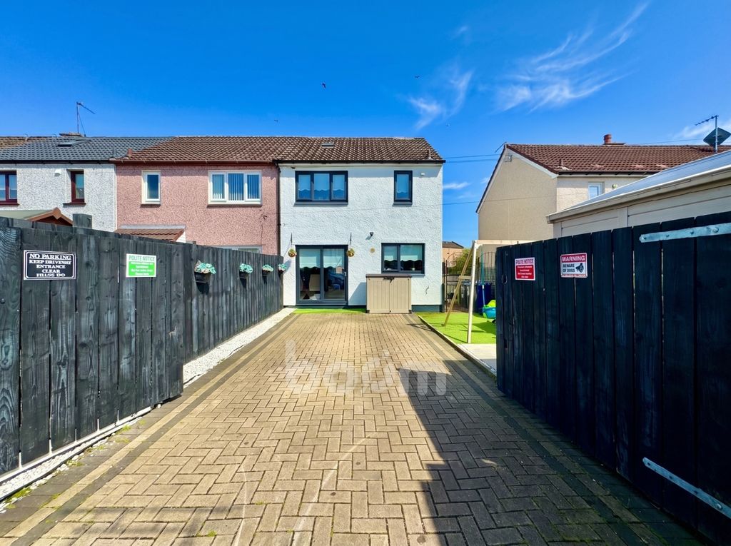 Property photo 3 of 27 Erskinfauld Road, Linwood Driveway