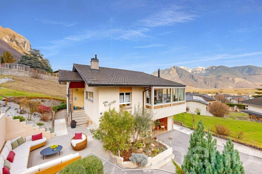 Property photo 1 of 12