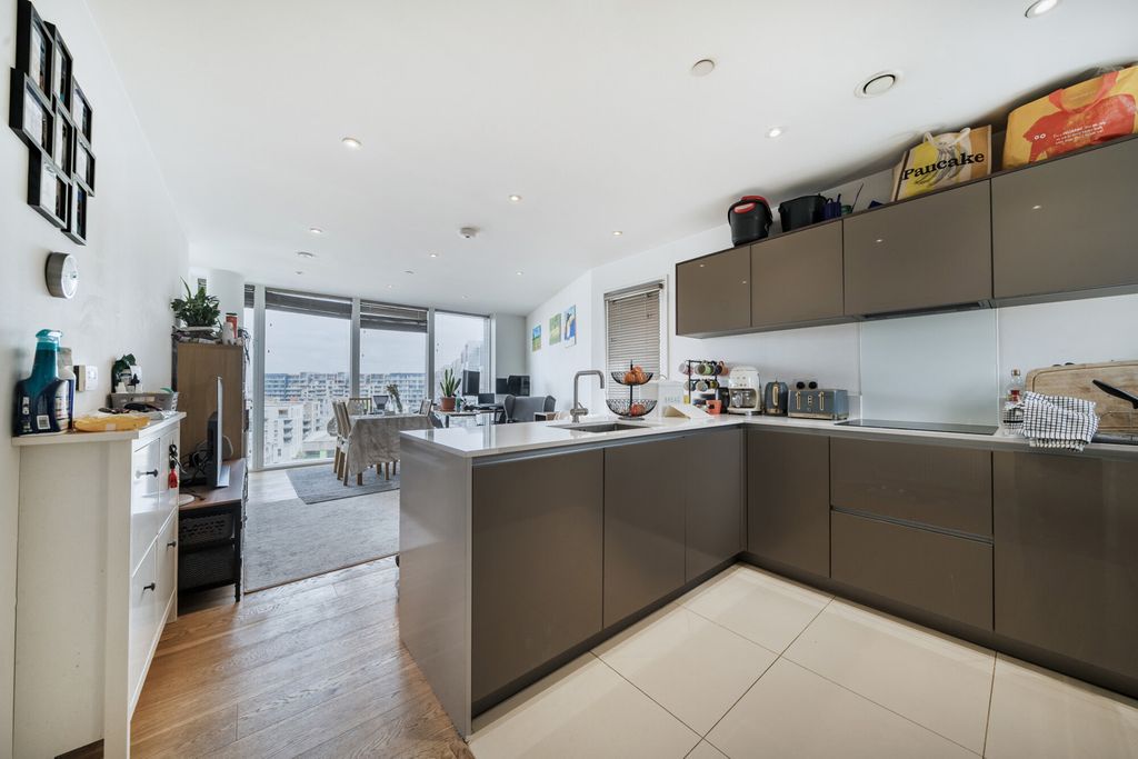 Property photo 3 of 11 Kitchen