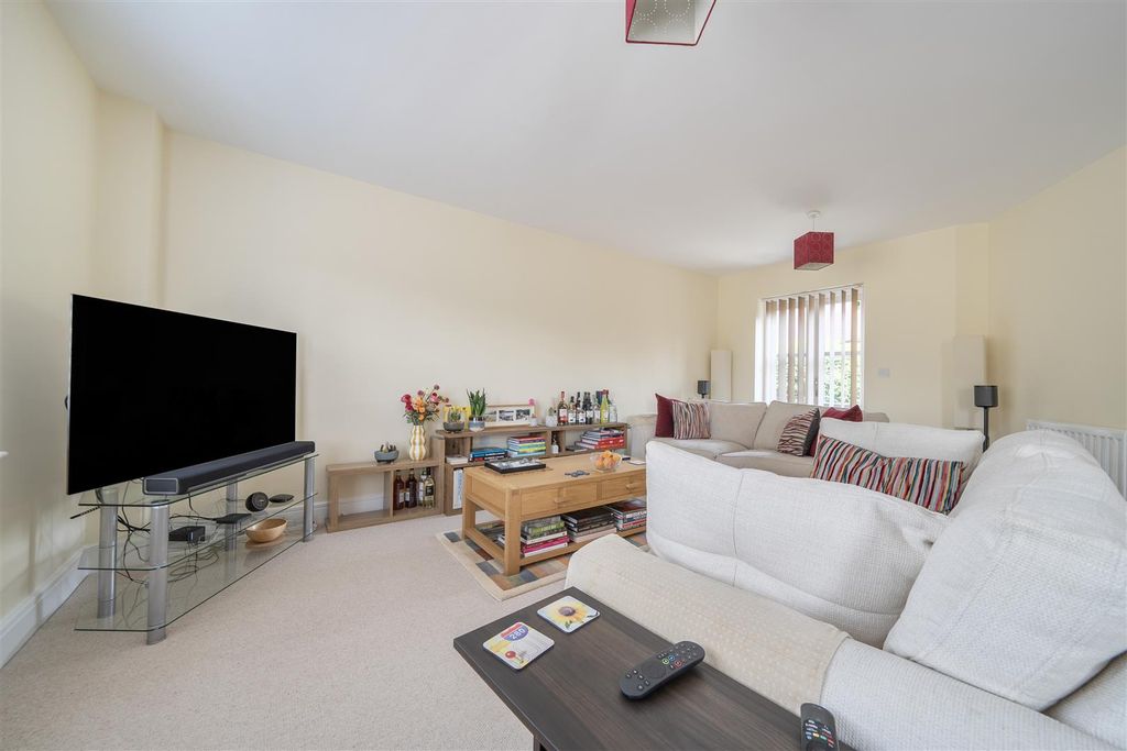 Property photo 2 of 23 Lounge