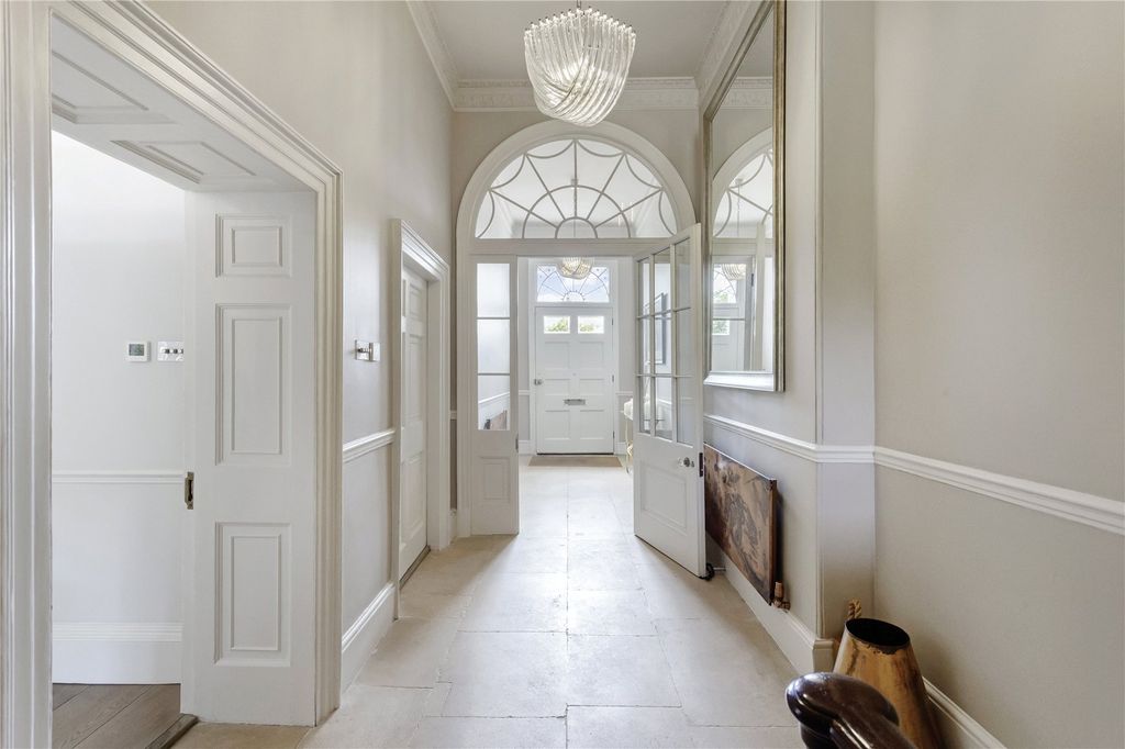 Property photo 3 of 31 Entrance Hall