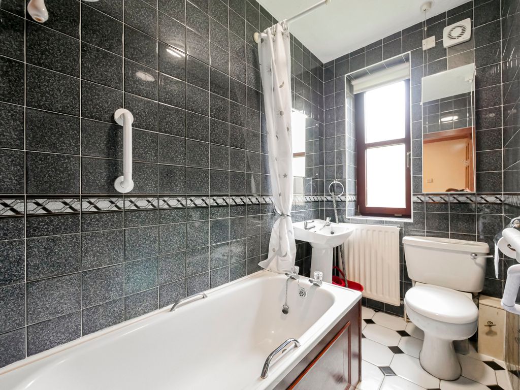 Property photo 3 of 11 Bathroom