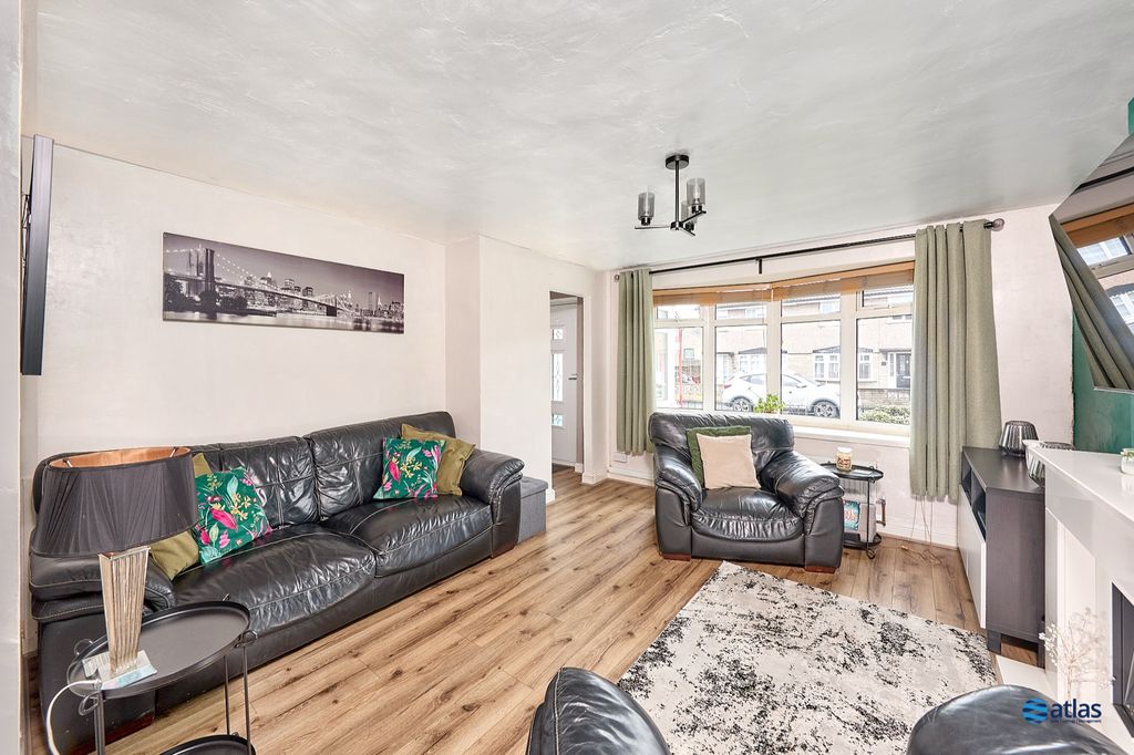 Property photo 2 of 16 Lounge