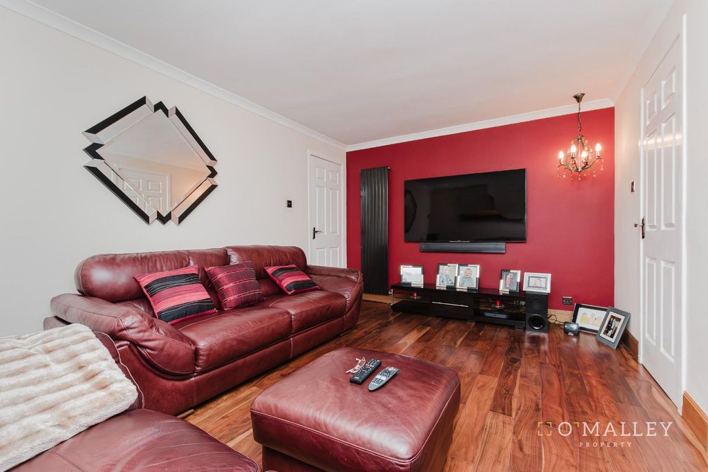 Property photo 3 of 12 Lounge