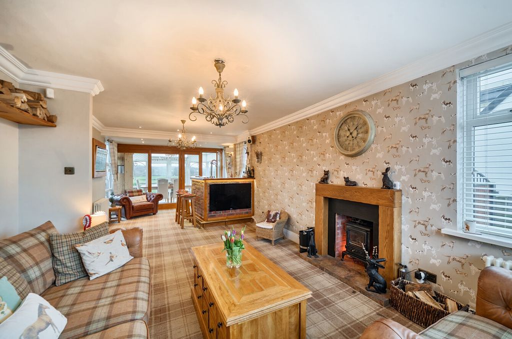 Property photo 3 of 31 Lounge