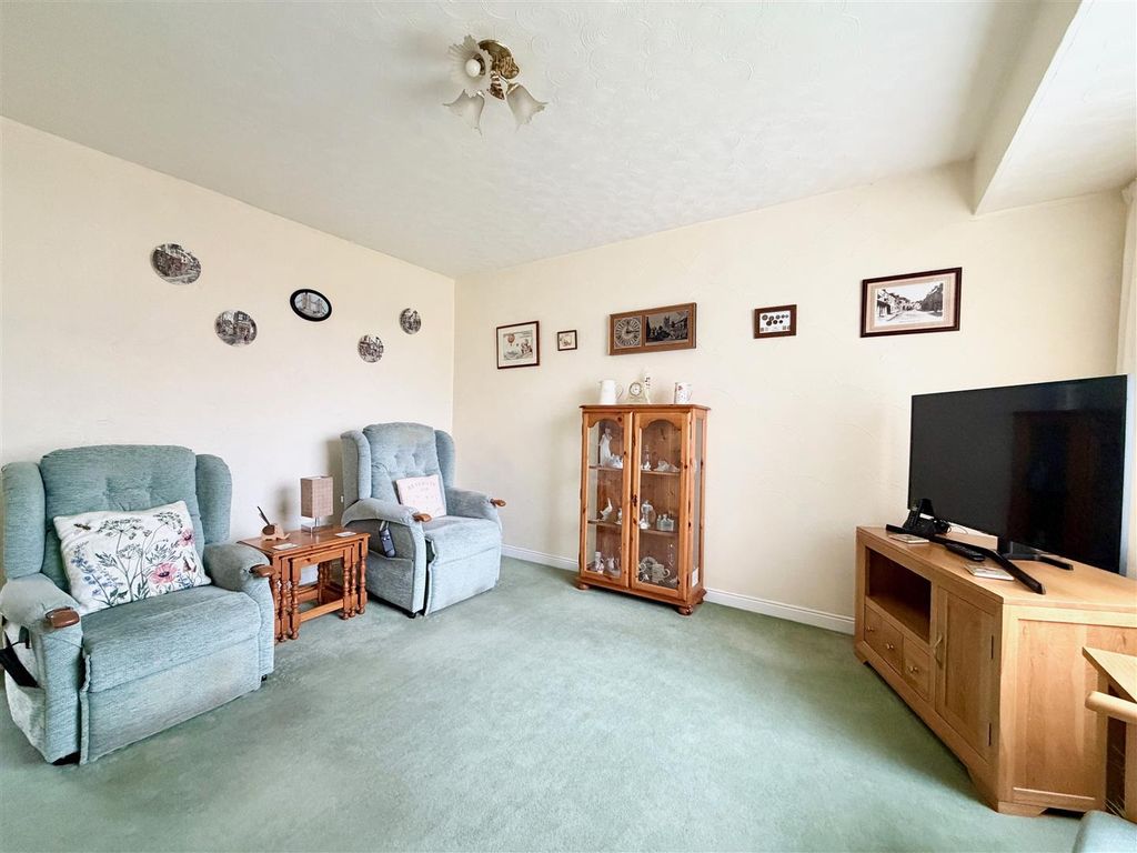 Property photo 3 of 11 Lounge