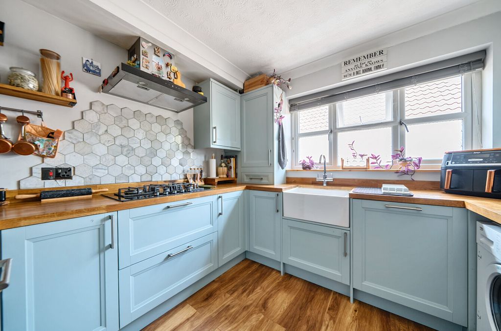 Property photo 2 of 21 1326797-7-687E2Db...