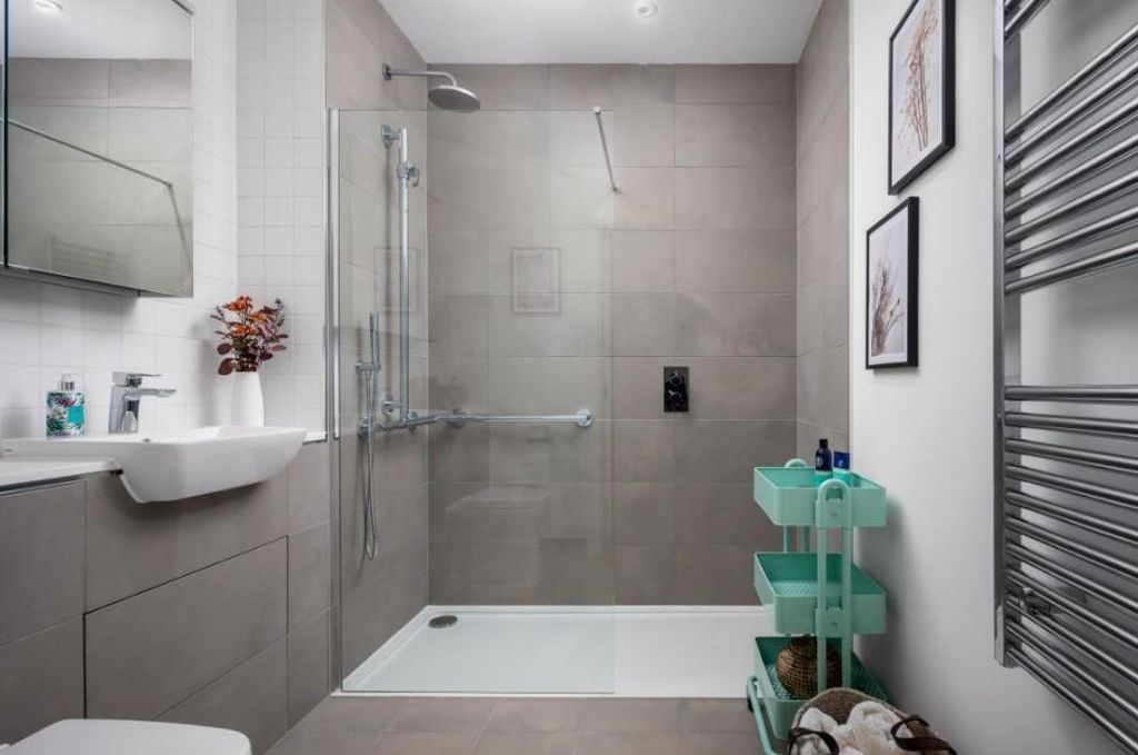 Property photo 3 of 5 Bathroom.Jpg