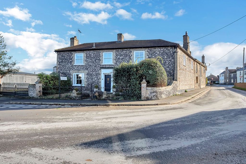 Property photo 1 of 32