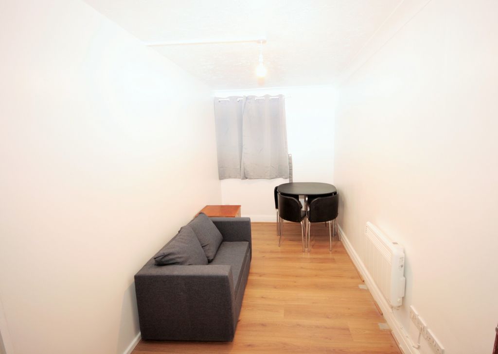 Property photo 3 of 14 Lounge