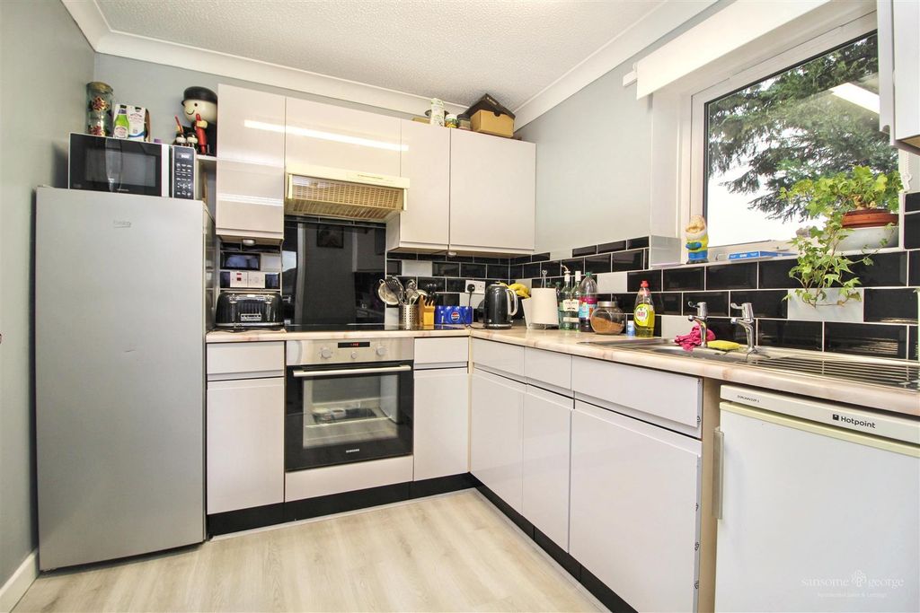 Property photo 3 of 12 Kictchen