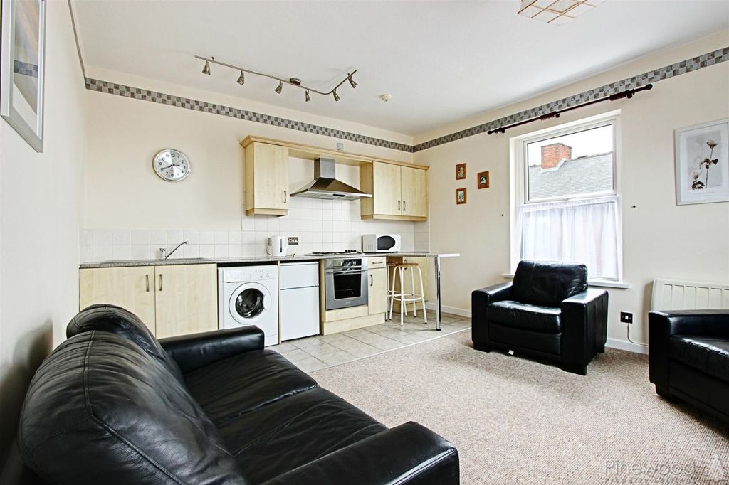 Property photo 2 of 8 Breakfast Kitchen / Lounge