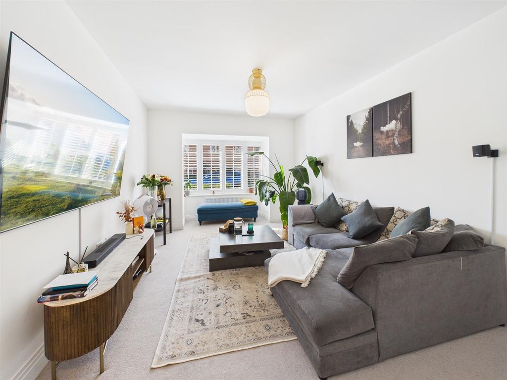 Property photo 3 of 16 Cam04907G0-Pr0332-Still027.Jpg