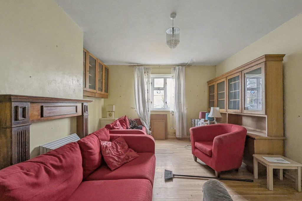 Property photo 3 of 13 Flat 6 Magpie Hall Close, Bromley Br2 8Jq