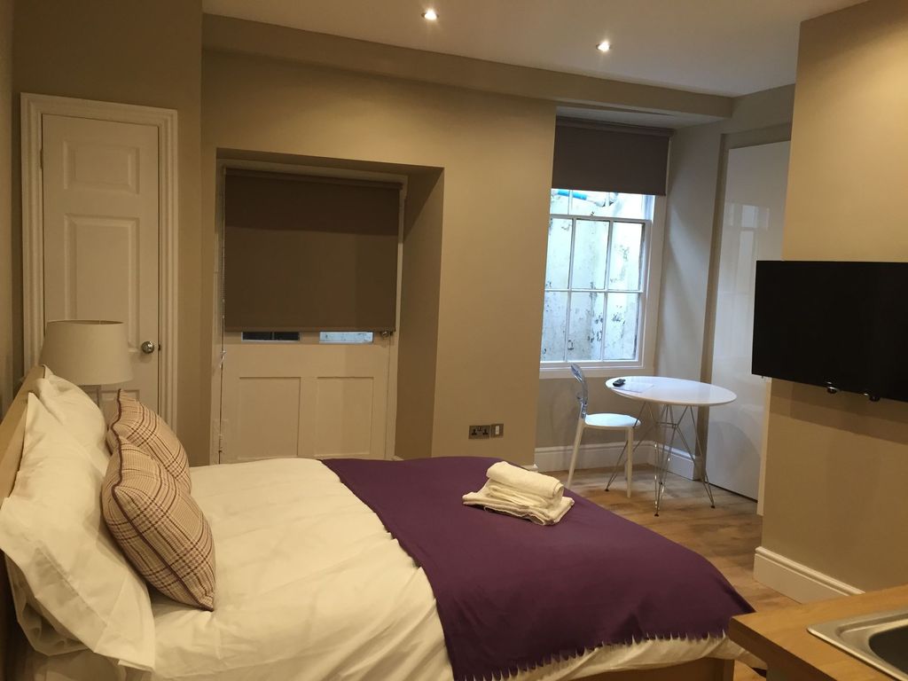 Property photo 2 of 4 Neat, Well-Presented Double Bedroom With A Comfy m...