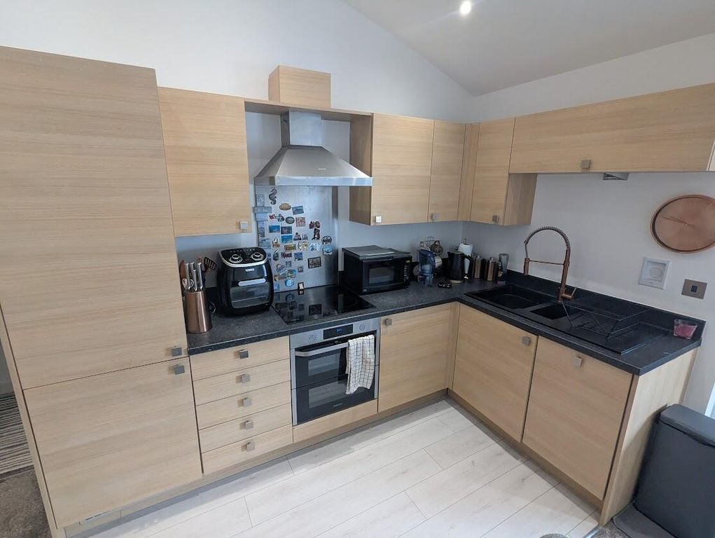 Property photo 3 of 10 Kitchen