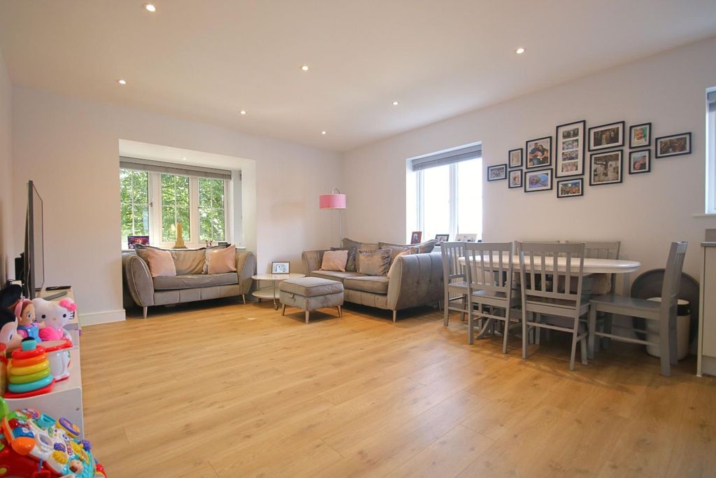 Property photo 3 of 12 liv2 (4).Jpg