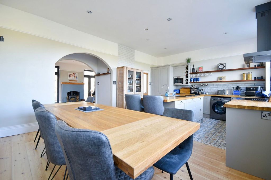 Property photo 2 of 30