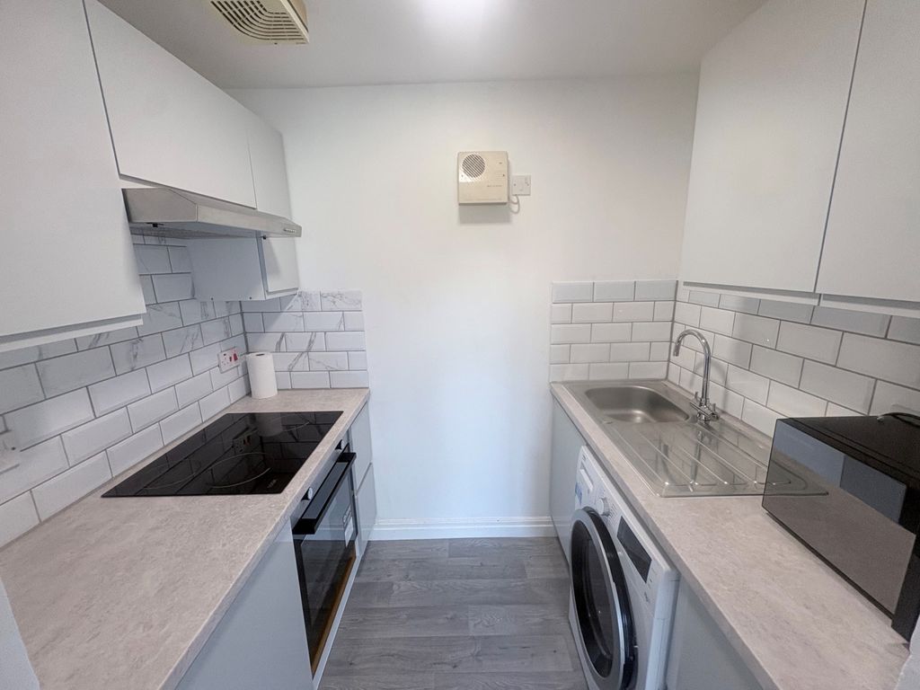 Property photo 3 of 9 Kitchen
