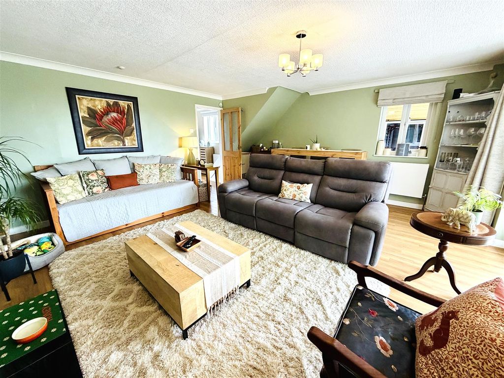 Property photo 3 of 38 Lounge