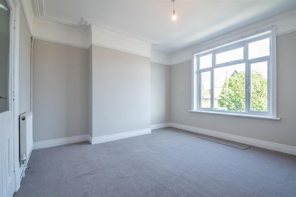 Property photo 3 of 10 Bed One (2).Jpg