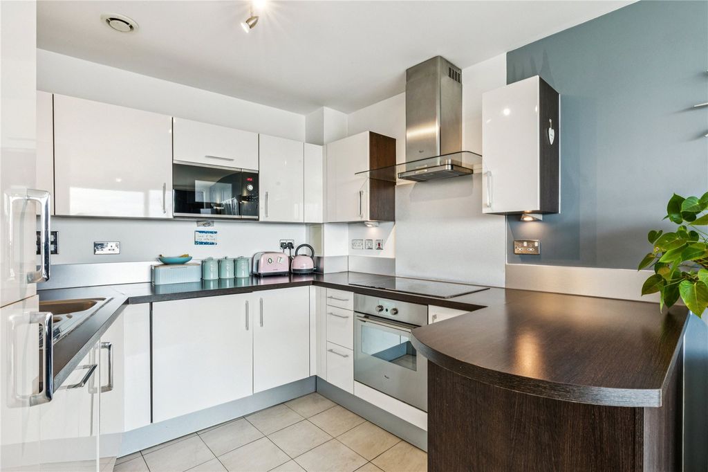 Property photo 3 of 10 Kitchen