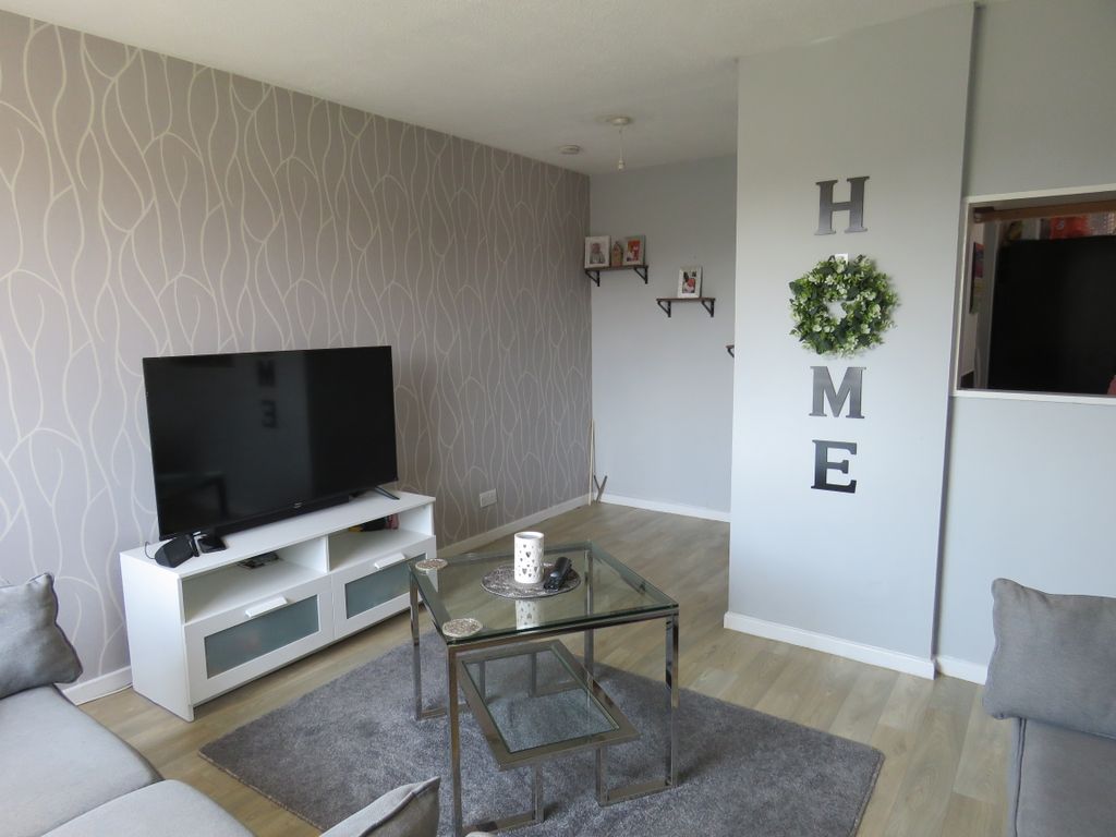 Property photo 3 of 12 Lounge