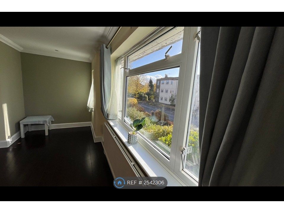 Property photo 2 of 12 Hall