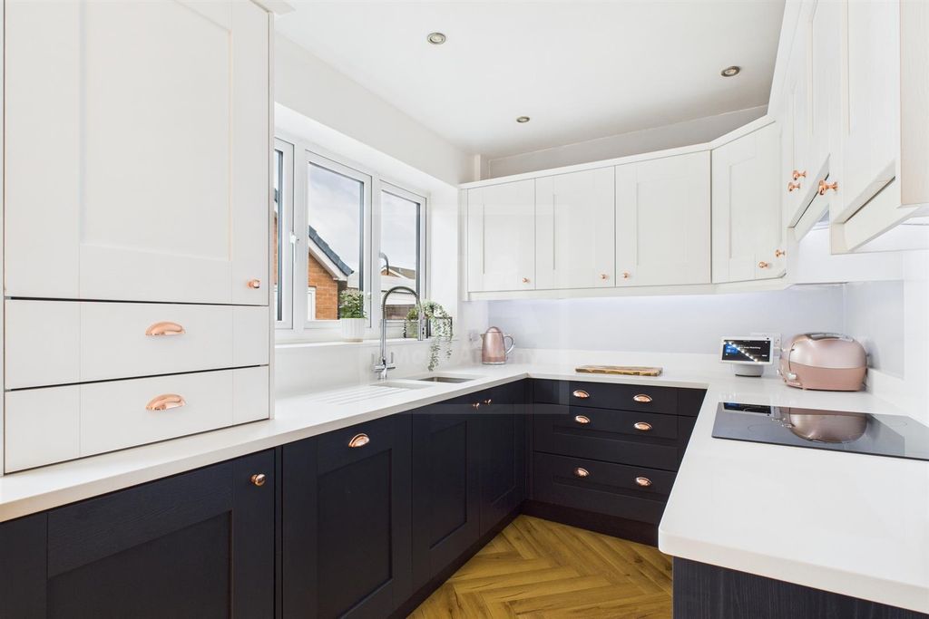 Property photo 3 of 17 Kitchen