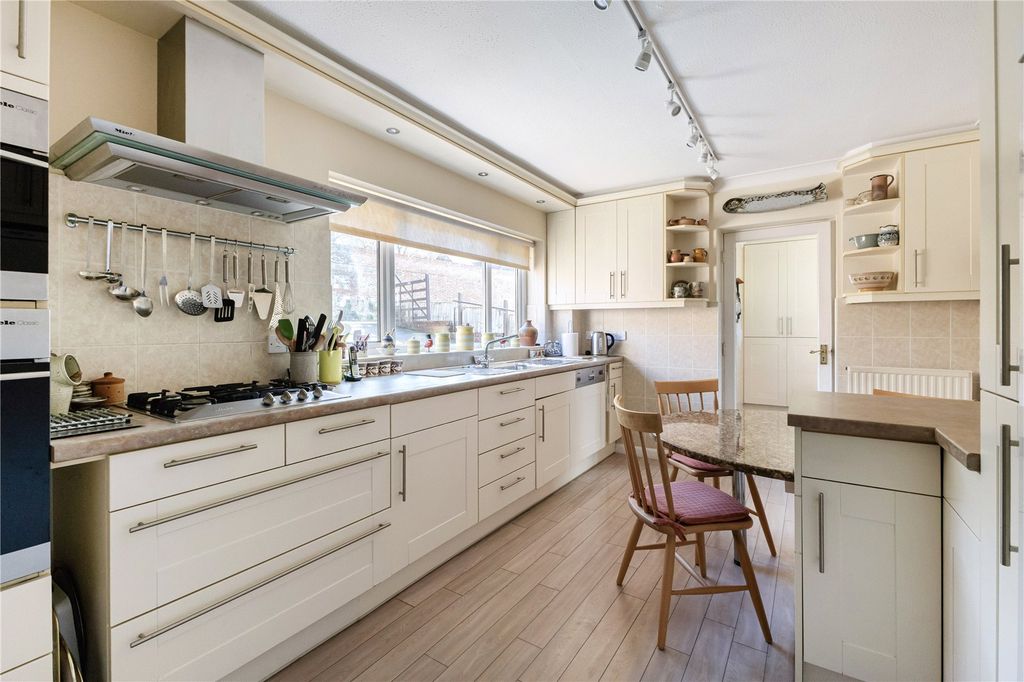 Property photo 3 of 13 Kitchen/Breakfast