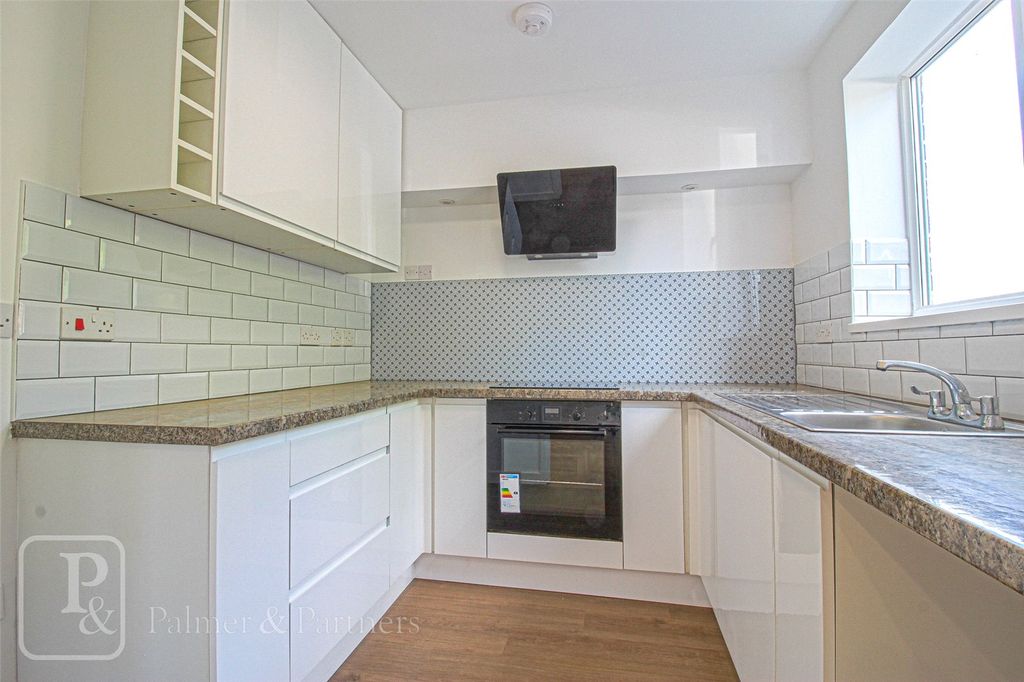 Property photo 3 of 8 Kitchen