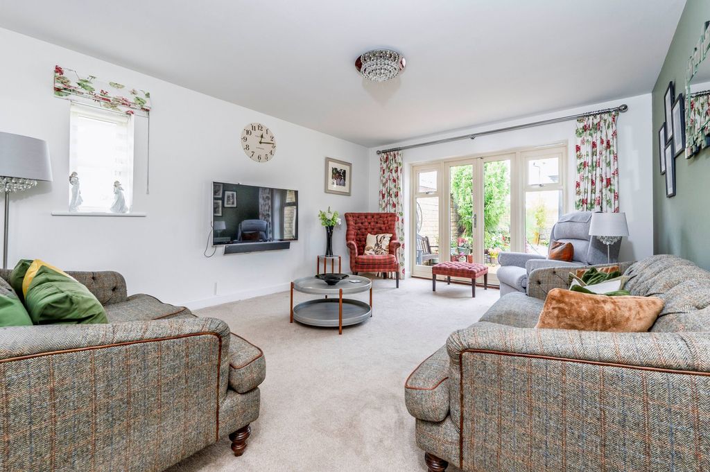 Property photo 2 of 24 Liiving Room