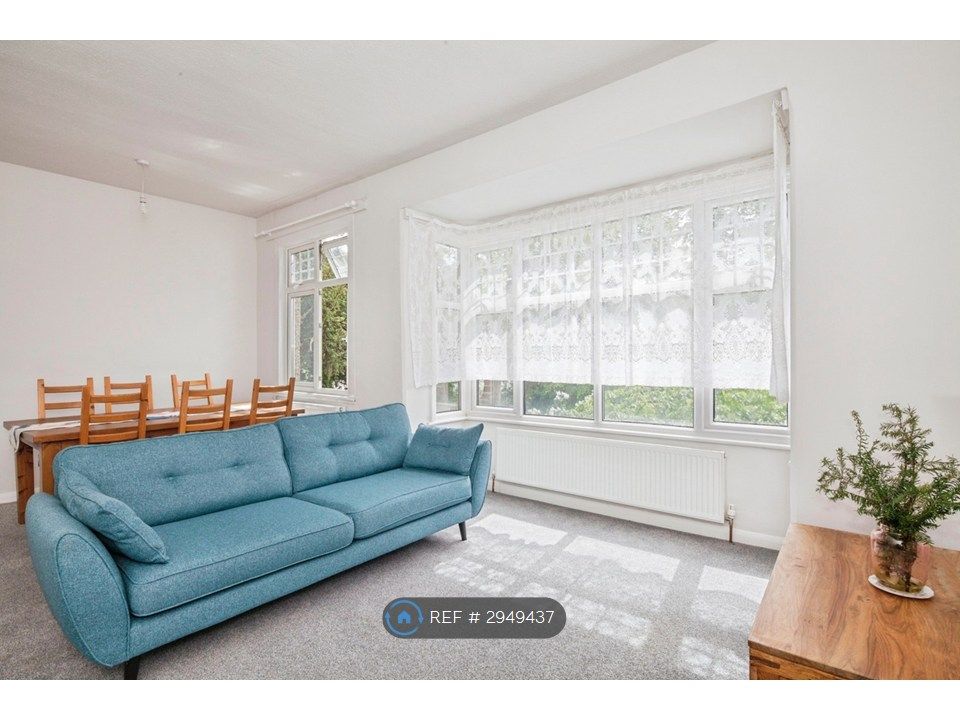 Property photo 2 of 10 Large, Light-Filled Living &amp; Dining Area (30 Sq m)