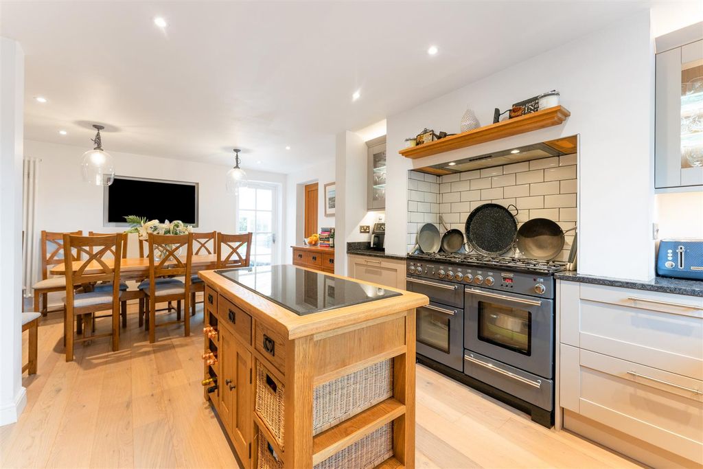 Property photo 1 of 22 132 Earlswood Common_13.Jpg