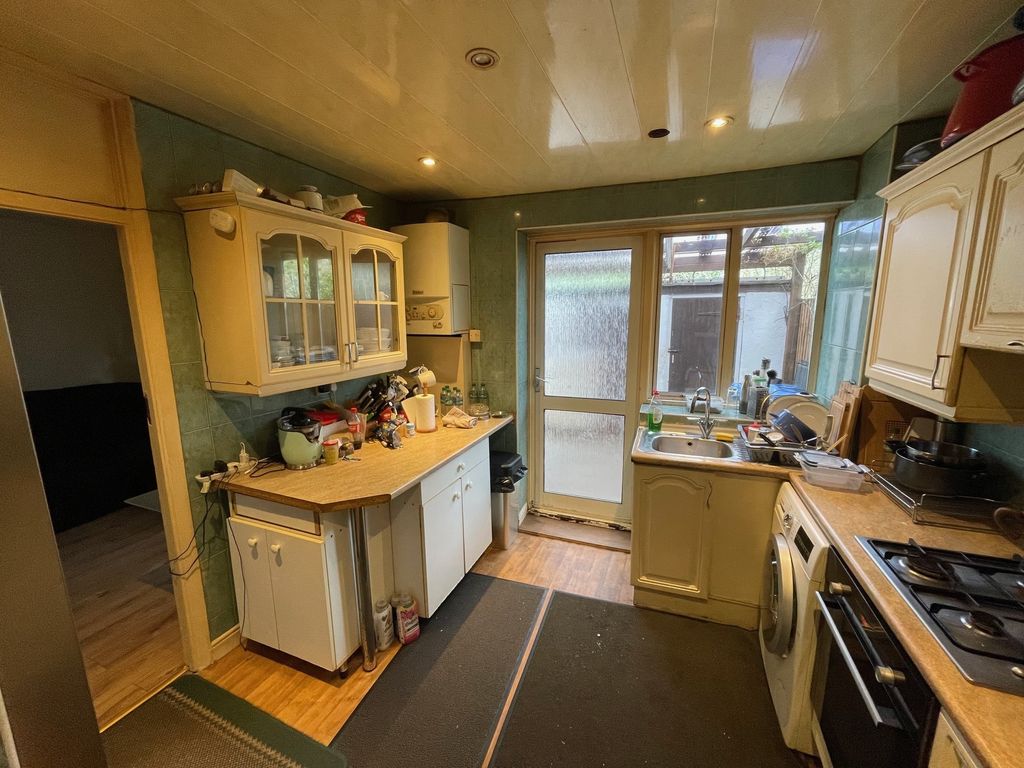Property photo 3 of 9 Kitchen