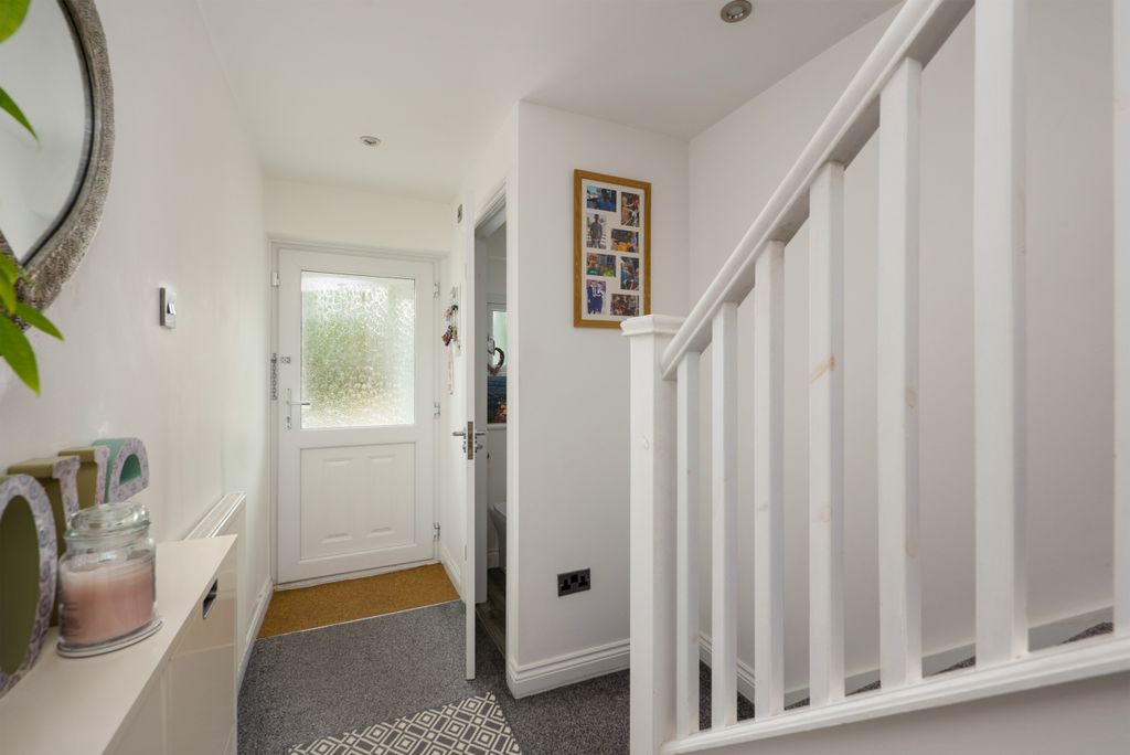 Property photo 3 of 17 Entrance Hall
